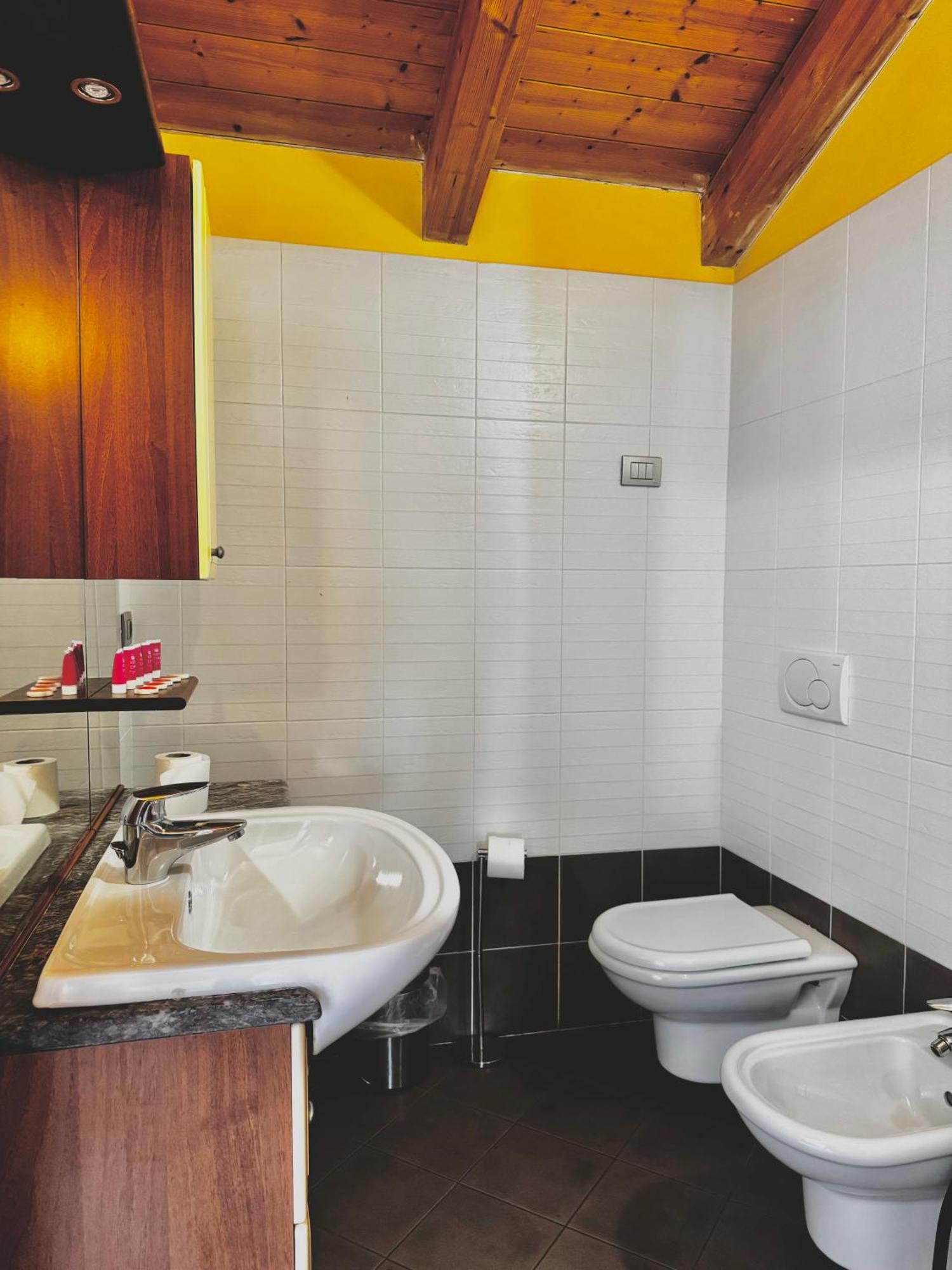 Sweet Spot Aparthotel ริวาเดลการ์ดา ภายนอก รูปภาพ